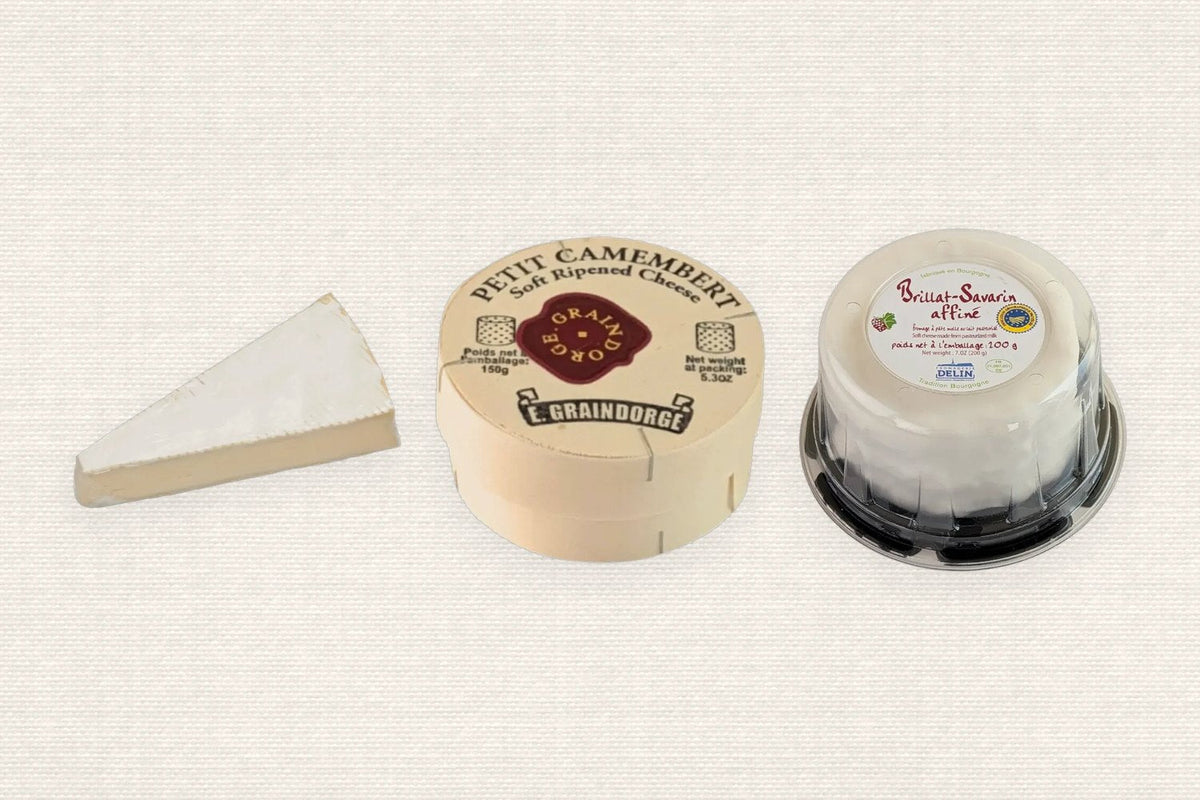 Brie, Petit Camembert y Brillat-Savarin sobre el mantel Bocus