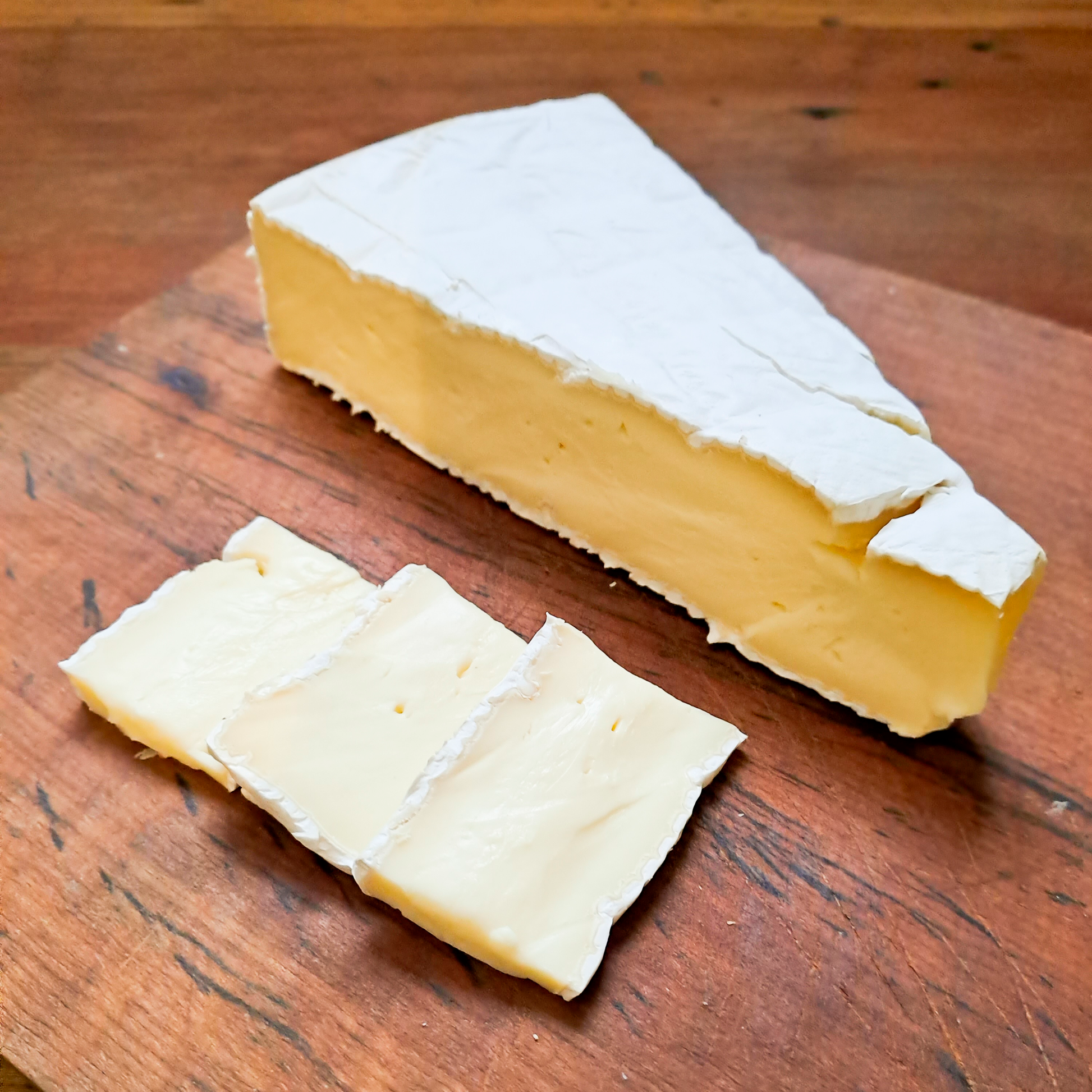 queso Brie en una tabla